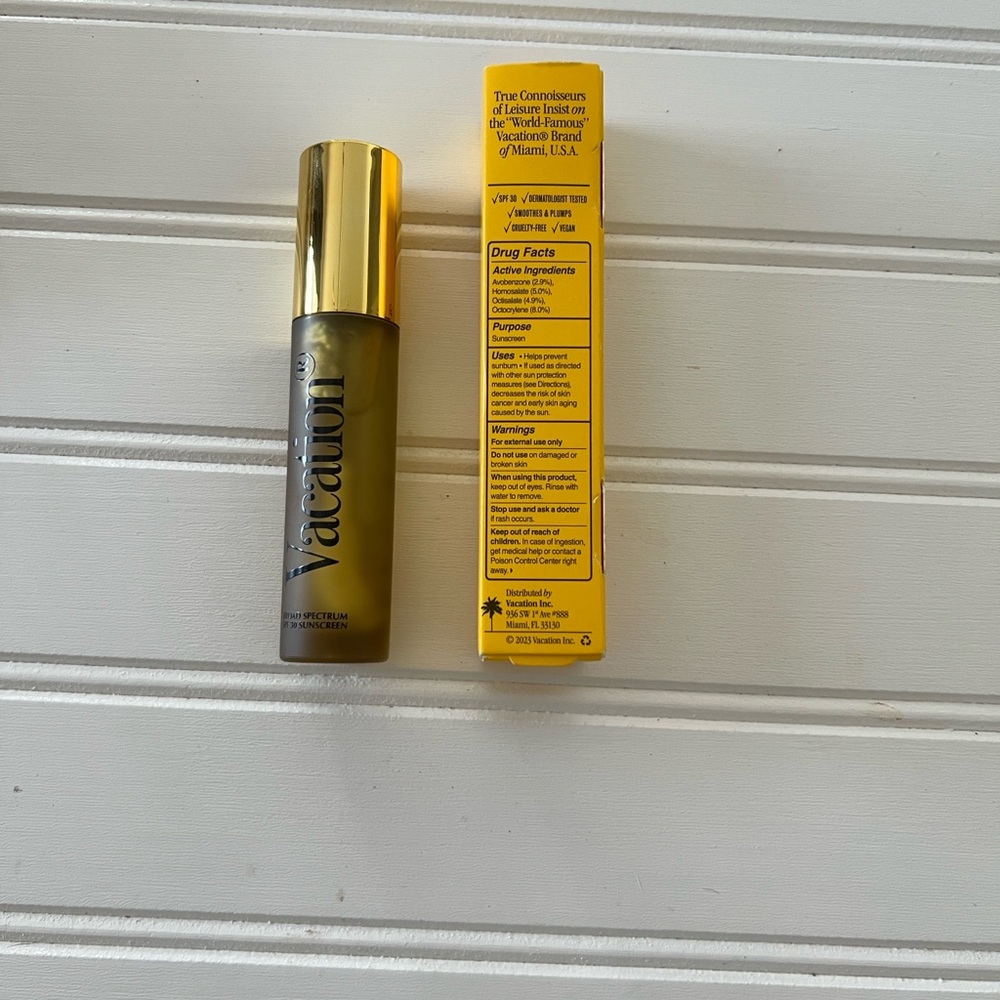 Vacation Chardonnay SPF 30 Lip Oil - Yellow Gold Packaging - Picture 3 of 5
